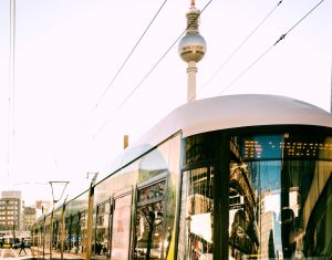 Straßenbahn in Berlin. Fernsehturm im Hintergrund.